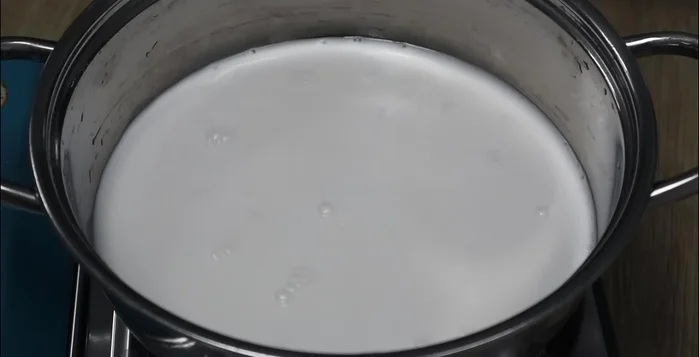 Nấu nước cốt dừa với đường phèn, muối, bột năng (đã hòa tan với ít nước), sữa đặc và lá dứa cho đến khi sôi.