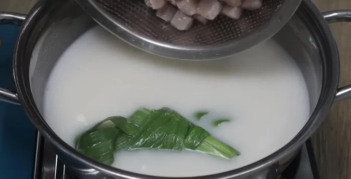 Cho khoai môn vào nồi nước cốt dừa, khuấy đều và nấu thêm 4 phút cho đến khi chè sệt lại.