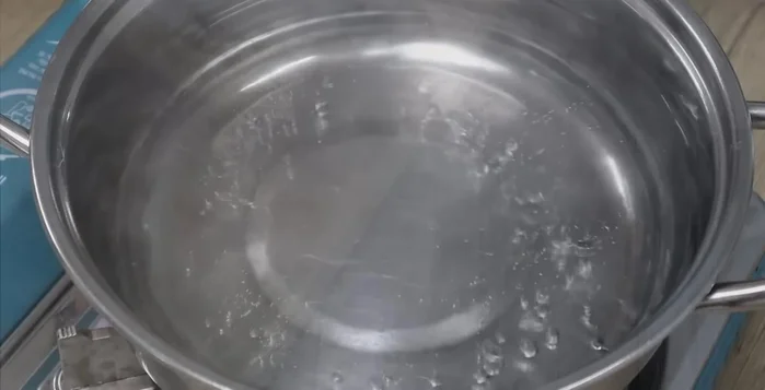 Luộc khoai môn với lá dứa, 1 muỗng canh đường, 1 muỗng cà phê muối trong khoảng 8 phút. Sau đó tắt bếp, ngâm khoai trong nước nóng thêm 2 phút để khoai chín mềm nhưng không bị nát.