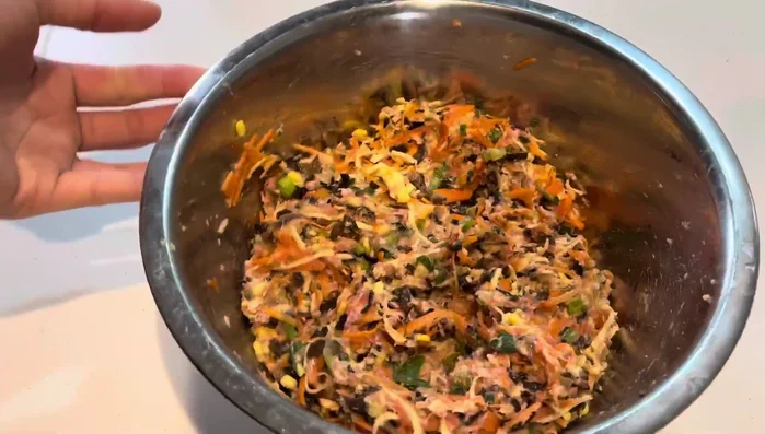 Gói chả giò: Lấy một lớp vỏ chả giò, cho nhân vào giữa, gấp mép lại và cuốn chặt. (tham khảo hướng dẫn trên bao bì vỏ chả giò).