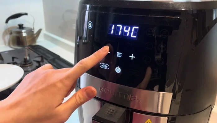 Chiên chả giò: Nướng lần 1 ở 160 độ C trong 15 phút. Lấy chả giò ra, lật mặt và nướng lần 2 ở 200 độ C trong 7 phút, hoặc đến khi vàng đều.