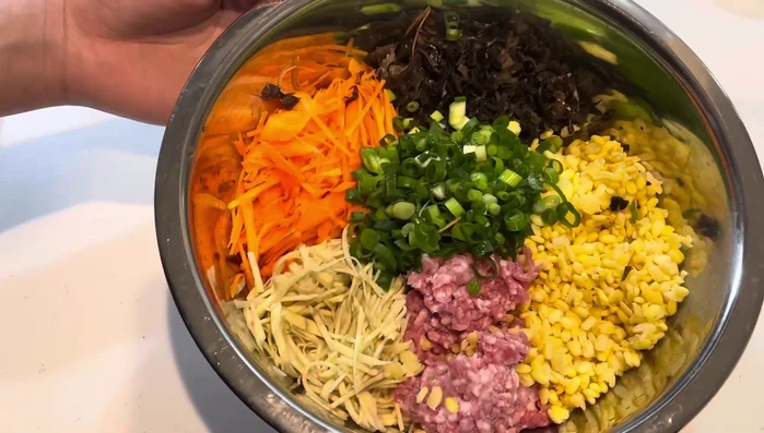 Chuẩn bị nguyên liệu: Cà rốt, nấm mèo, khoai lang, trà xanh được xắt sợi, hành lá, hành tím (nếu dùng). Các nguyên liệu đã được hấp mềm.