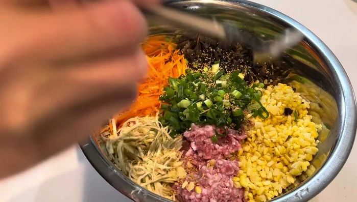 Trộn nhân: Cho cà rốt, nấm mèo, khoai lang, trà xanh, hành lá, hành tím (nếu dùng), 2 thìa cà phê nước mắm, 2 thìa cà phê đường, 1 thìa cà phê muối, bột ngọt (nếu dùng) vào một tô lớn. Trộn đều tất cả nguyên liệu.