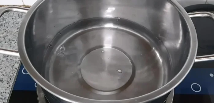 Nấu chè: Cho 350ml nước lọc, 150g đường phèn (hoặc đường cát) và lá dứa vào nồi. Đun sôi cho đường tan.