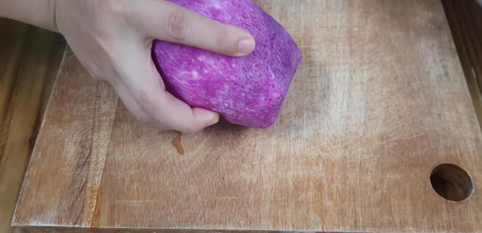 Gọt vỏ, rửa sạch 300g khoai mỡ. Cắt khoai thành từng miếng nhỏ.