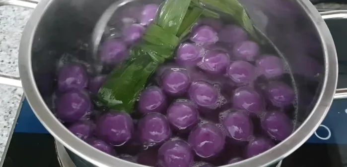 Đun khoảng 10 phút cho khoai chín mềm.