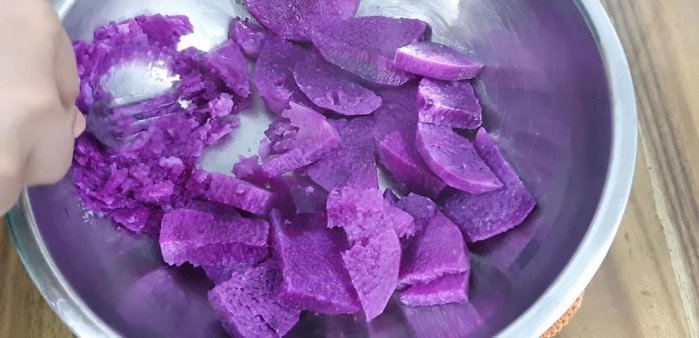 Dùng thìa tán nhuyễn khoai mỡ, thêm chút muối.
