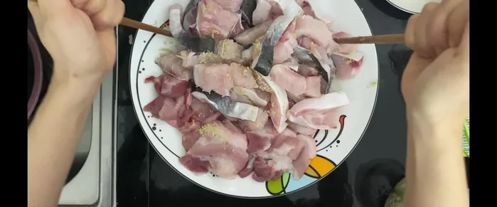 Xào sơ thịt ba chỉ cho săn lại.