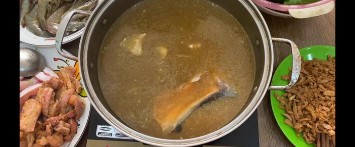 Đun sôi nước dùng, cho các nguyên liệu ăn kèm vào và thưởng thức.