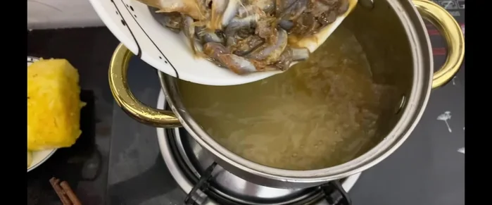 Cho nước vào nồi cá linh, đun sôi để lấy nước dùng.