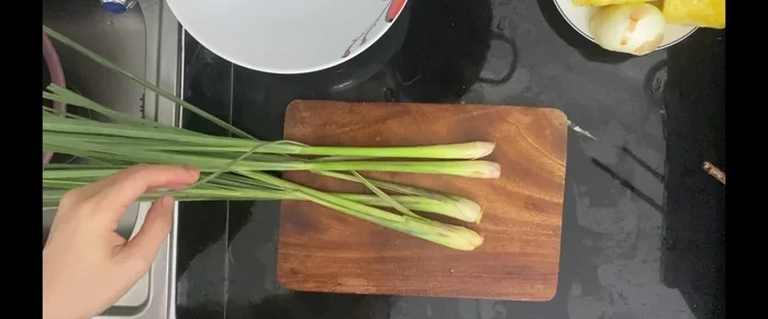 Chuẩn bị gia vị: đập dập, cắt khúc sả; thái nhỏ thơm và hành tây.