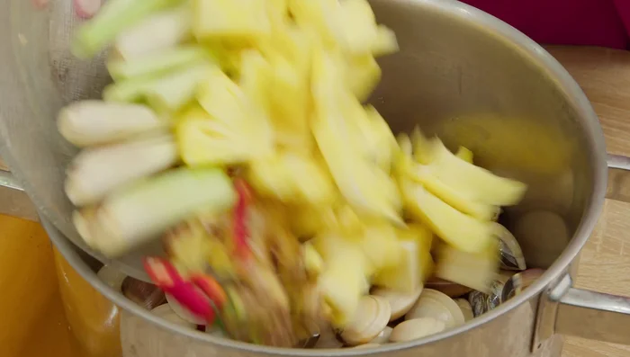 Cho sả, dứa, gừng, ớt thái nhỏ lên trên ngao.