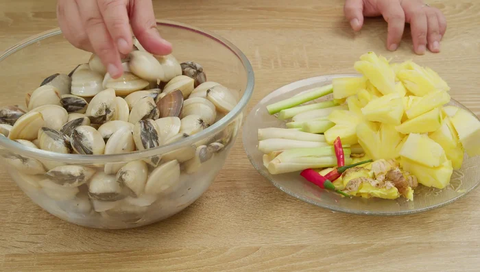 Ngâm ngao với nước vo gạo hoặc nước lã pha chút muối (tạo môi trường hơi mặn) khoảng 2-3 tiếng để ngao nhả bùn đất. Thỉnh thoảng vò và thay nước để ngao sạch nhanh hơn.