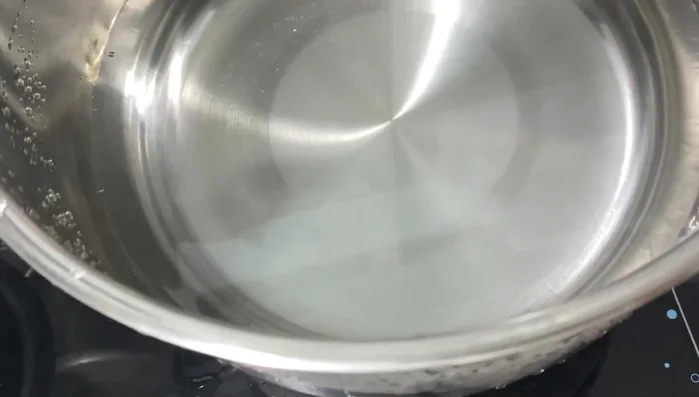 Đun sôi nước, cho 1/3 - 1/4 lượng nước vào nồi, thêm lá dứa (194.2).