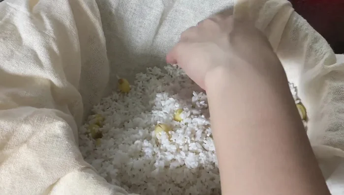 Trộn nếp với một ít muối, cho vào nồi đồ xôi. Đồ lần 1 khoảng 15 phút, dùng đũa đảo đều để thông hơi (262.759).