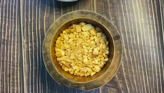 Giã đậu phộng, trộn với mè và một ít muối (306.039).