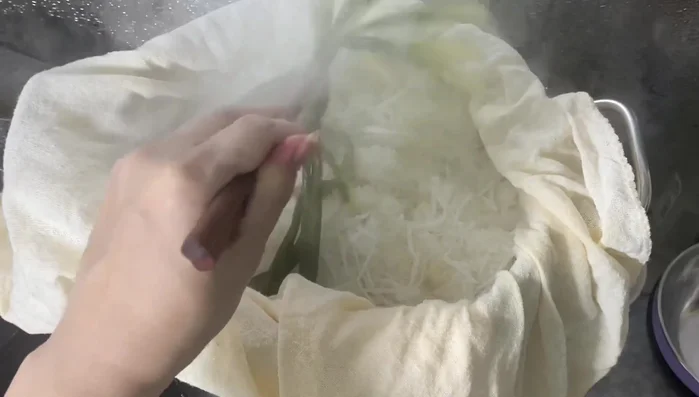 Tắt bếp, kiểm tra xôi. Rắc thêm dừa nạo và mè rang lên trên khi ăn (621.079).