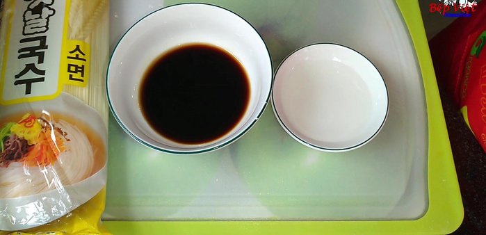 Sơ chế lê: Cắt nhỏ 1 quả, để vào ngăn mát tủ lạnh. 3 quả còn lại ép lấy nước.