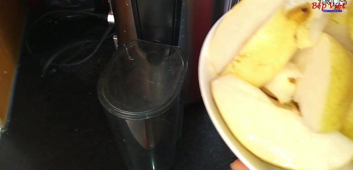 Ép nước lê: Ép 3 quả lê, để lắng, loại bỏ bọt. Lọc lại để lấy nước trong.
