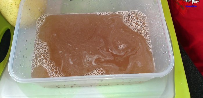 Làm nước dùng: Cho nước lê vào tô, thêm 1/2 muỗng cà phê muối, 1 muỗng cà phê đường phèn, khuấy đều. Để lạnh.