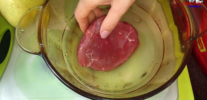 Chế biến thịt bò: Luộc thịt bò với một chút hạt nêm cho chín, sau đó cắt sợi và để lạnh.