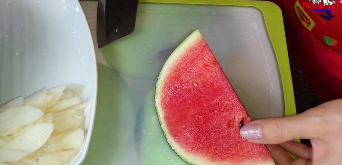 Sơ chế dưa hấu và lê: Cắt sợi dưa hấu và lê còn lại.