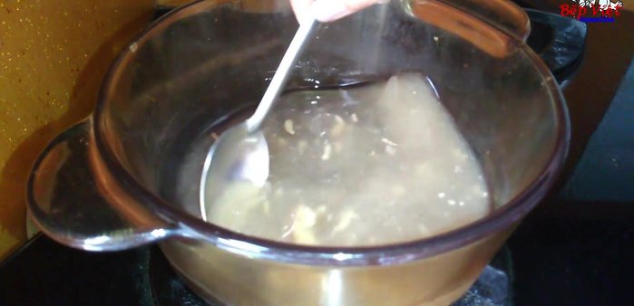 Làm nước sốt thịt bò: Cho nước luộc thịt bò, gừng đập dập, nước tương, giấm, hạt nêm, đường phèn vào nồi, đun sôi. Lọc qua rây cho mịn.