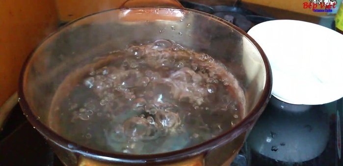 Luộc mì: Luộc mì với một chút dầu ăn cho đến khi chín, sau đó xả qua nước đá lạnh.