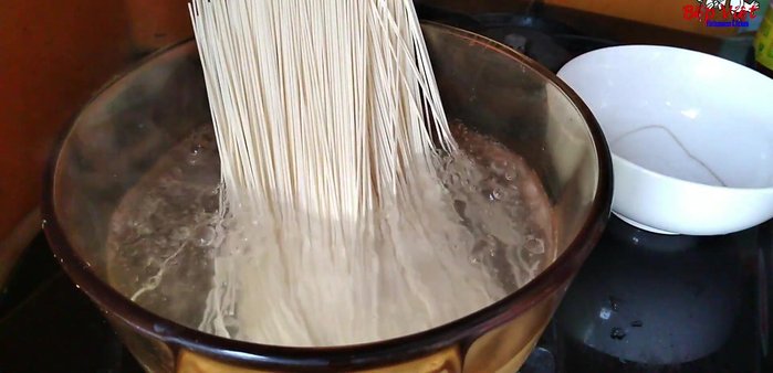 Luộc trứng: Luộc trứng gà khoảng 5 phút cho lòng đỏ hơi hồng.