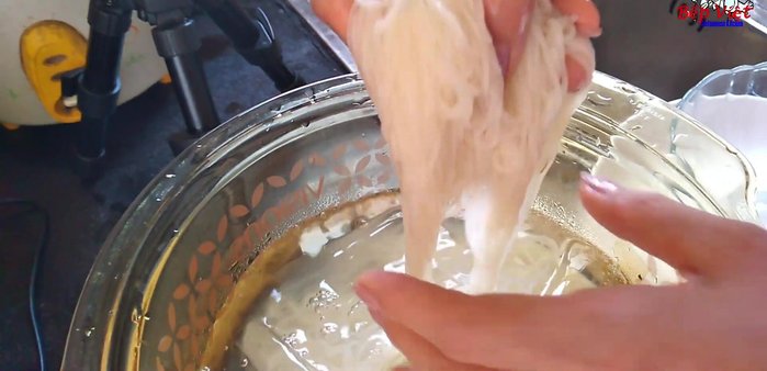 Trình bày: Cho mì vào tô, thêm nước dùng lê, nước sốt thịt bò, thịt bò, dưa leo, dưa hấu, lê, trứng.