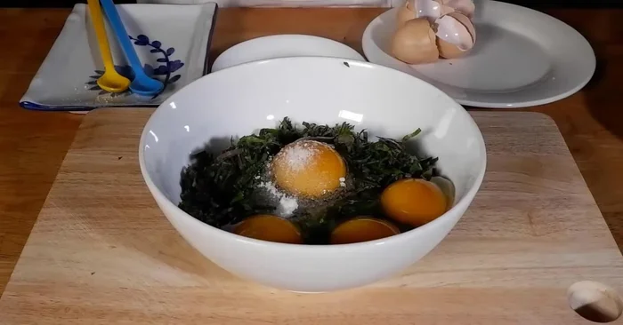 Cho muối và đường vào trứng, đánh tan đều.