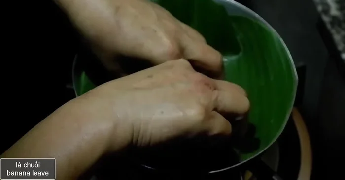 Lót lá chuối xuống chảo (nếu muốn món ăn không bị cháy).