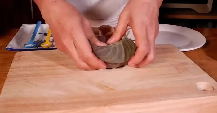Rửa sạch lá mơ, để khô ráo rồi cắt nhuyễn.