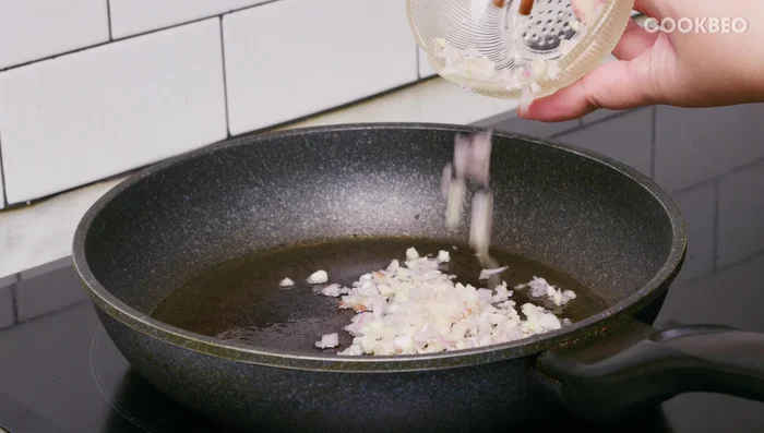 Xào tim cật: Cho 2 thìa canh dầu ăn vào chảo nóng, phi thơm hành tỏi. Cho thêm chút nước mắm để tăng hương vị. Cho tim cật vào xào ở lửa nhỏ vừa trong khoảng 4 phút cho đến khi không còn màu đỏ.
