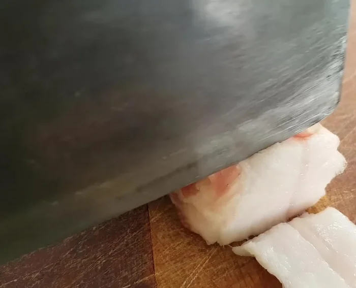 Cắt thịt ba chỉ thành lát mỏng, bỏ da. (212.64)