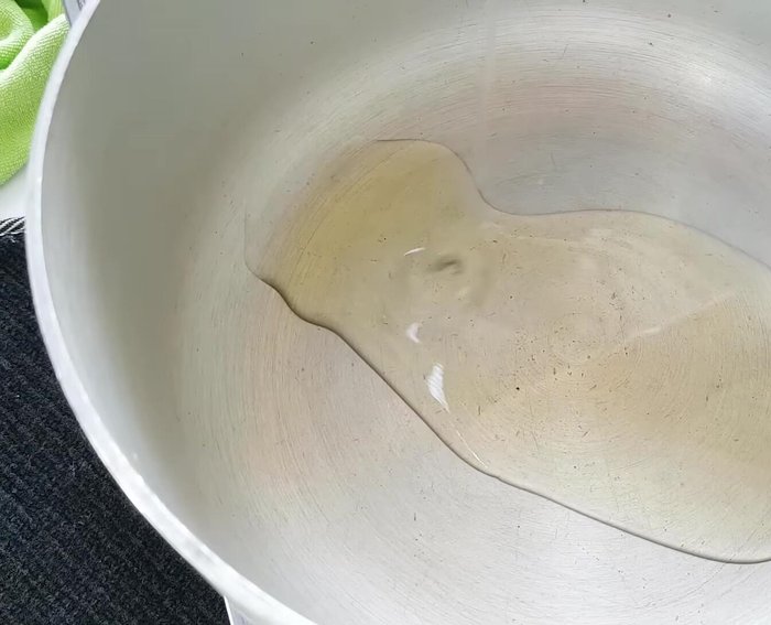 Bắc nồi lên bếp, cho dầu ăn và đường trắng vào, thắng đường cho đến khi có màu nâu cánh gián. (300.199)