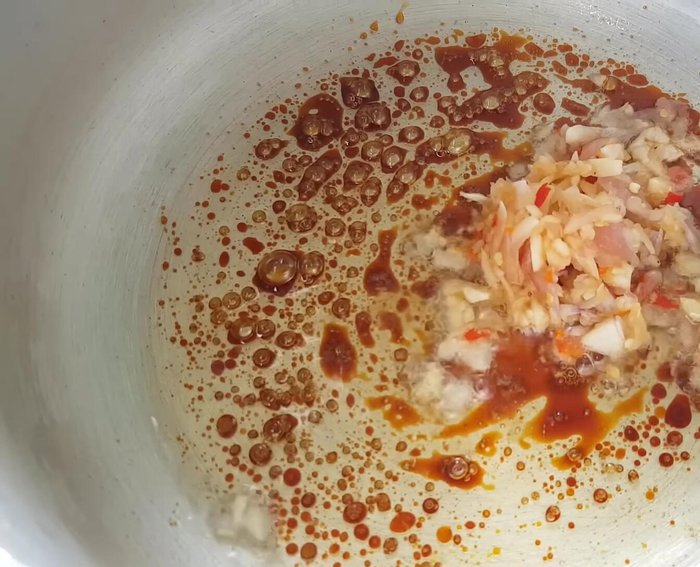 Cho hành, tỏi, ớt vào xào thơm. (320.039)