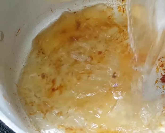 Đổ hỗn hợp hành tỏi ớt đã xào vào nồi cá. Thêm nước dừa (hoặc nước lọc), muối, hạt nêm, tương cà, nước mắm. (341.56)
