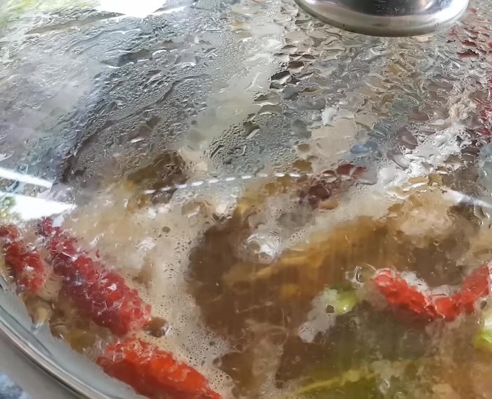 Đun sôi hỗn hợp, sau đó cho ớt khô vào. Đậy nắp và đun nhỏ lửa khoảng 1 tiếng 30 phút hoặc hơn, đến khi cá mềm và nước cạn bớt. Nêm nếm lại gia vị cho vừa ăn. (408.84)