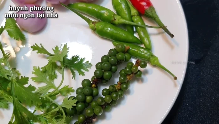 Chuẩn bị nguyên liệu khác: Cắt nhỏ hành tím, chuẩn bị tiêu xanh, ớt.