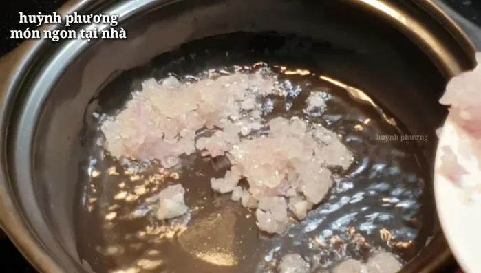 Phi hành tím: Cho dầu ăn vào chảo, phi thơm hành tím.