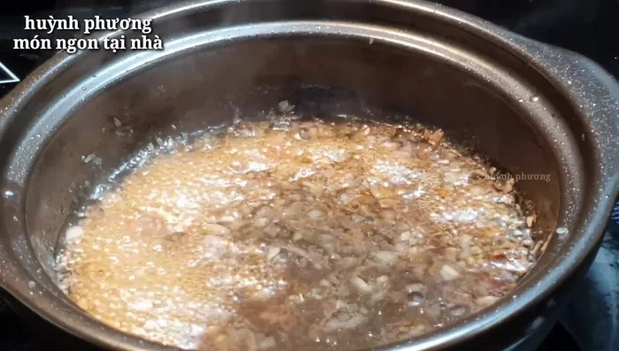 Thêm nước: Thêm nước vào chảo, khuấy đều.
