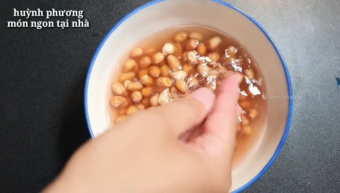 Đãi sạch đậu phộng: Sau khi ngâm, đãi sạch đậu phộng.