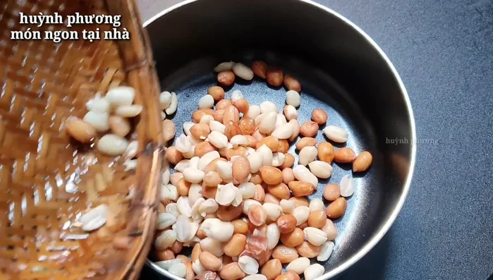 Nấu đậu phộng: Cho đậu phộng vào nồi, thêm nước ngập đậu phộng khoảng 3cm, nấu cho đến khi mềm.
