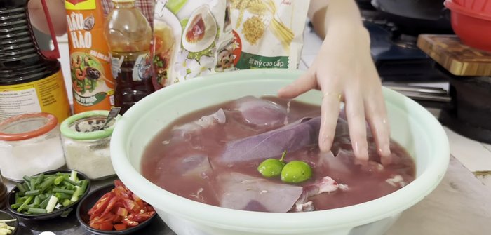 Ngâm gan lợn với chanh và muối trong hơn 1 tiếng để loại bỏ tiết và độc tố. (31.119)