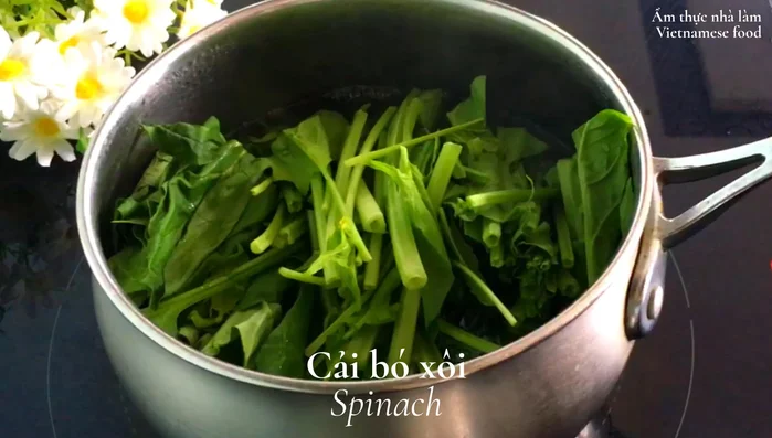 Trụng cải bó xôi trong nước sôi khoảng 1 phút cùng một chút muối, sau đó vắt bớt nước, thêm muối, mè rang và dầu mè Hàn Quốc, trộn đều.