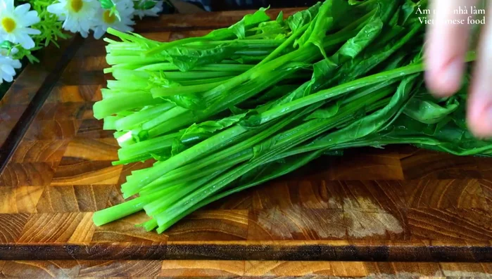 Chuẩn bị nguyên liệu: Băm nhỏ tỏi, rửa sạch và cắt khúc cải bó xôi, cắt lát mỏng hành tây, gọt vỏ và bào sợi hoặc xắt sợi cà rốt, bỏ hạt và cắt sợi ớt chuông.