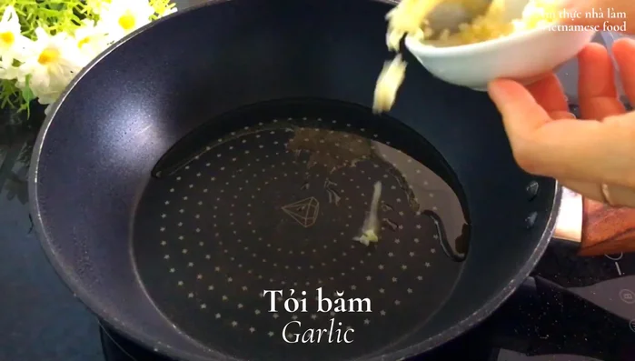 Phi thơm tỏi với dầu ăn, cho thịt bò đã ướp vào xào chín.