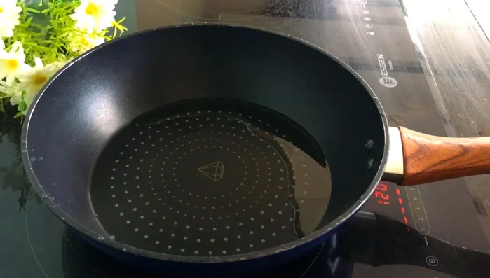 Làm nước sốt cay: Phi thơm tỏi băm với dầu ăn, tắt bếp, cho xì dầu, đường, giấm ăn, ớt bột Hàn Quốc, nước lọc vào, bật bếp nấu đến khi nước sốt sánh sệt.