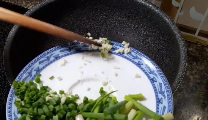 Cho 1 muỗng canh dầu ăn vào chảo, phi thơm tỏi.